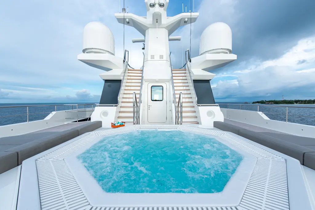 Hexagonal jacuzzi on the upper deck in front of the mast