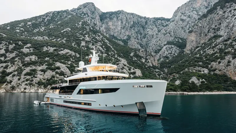 Heeus, 44.2 m yacht built by Bering Yachts