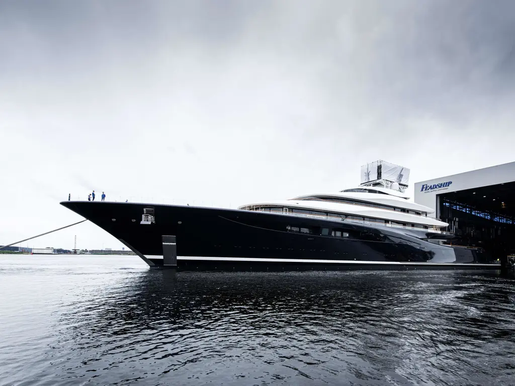 Breakthrough beside the Feadship hall, bow to the left, crew standing at the bow