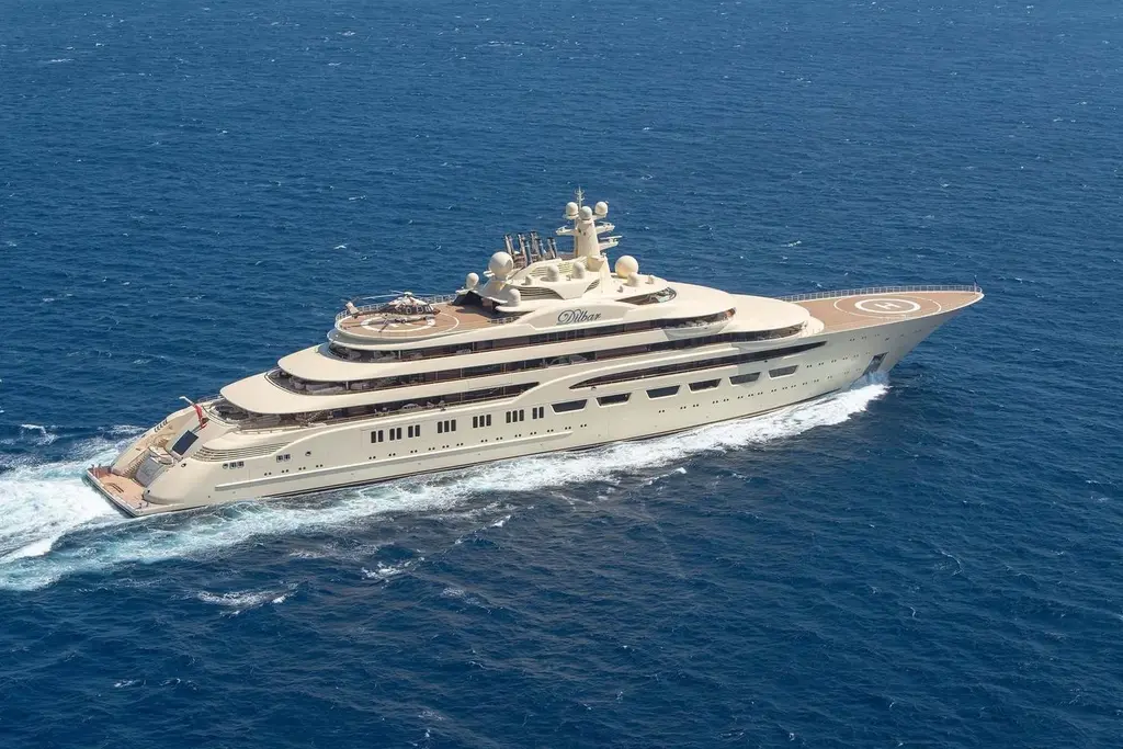 Dilbar underway on open water, three-quarter view from the starboard bow with the ivory hull and superstructure
