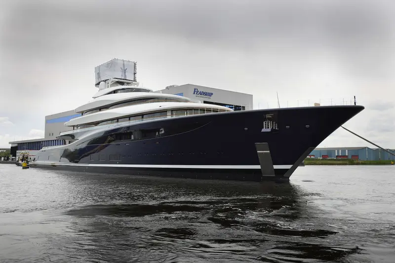 Breakthrough from the starboard bow quarter, with the Feadship hall behind