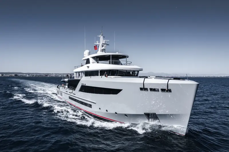Heeus yacht