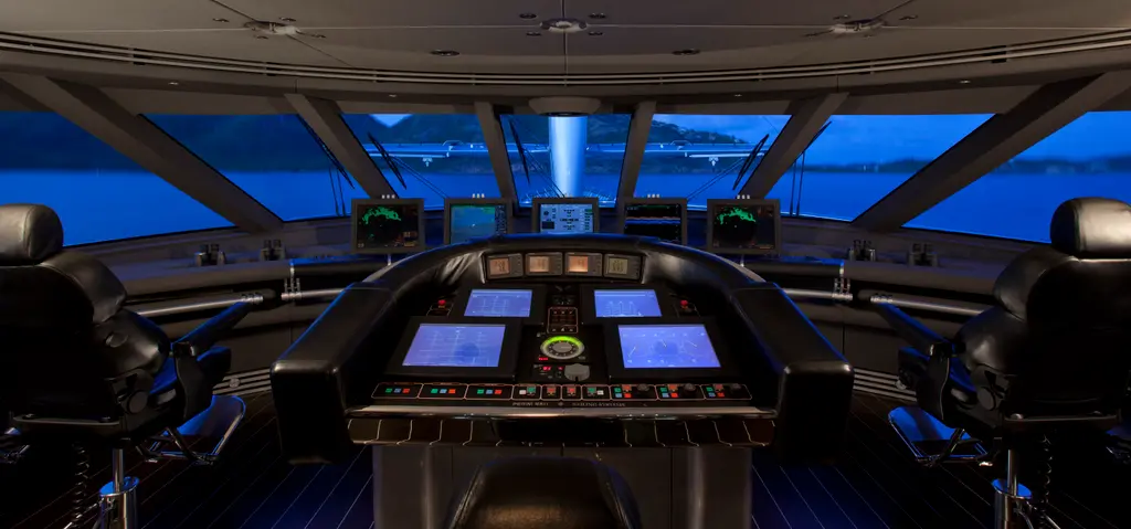 Wheelhouse with a central console of screens for the sail and mast controls