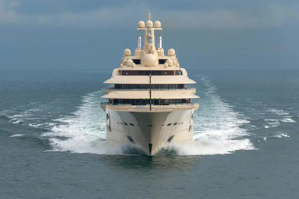 Dilbar head-on at speed, bow wave on both sides and the radar domes on the mast