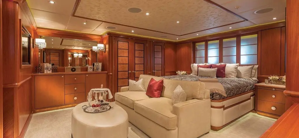 Guest cabin with a double bed, a sofa and a round ottoman
