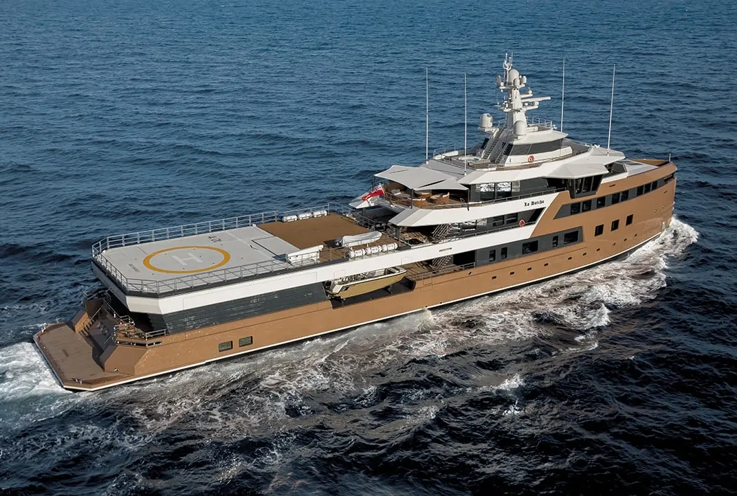 La Datcha underway, aerial view from the stern quarter showing the bronze hull and the aft helideck