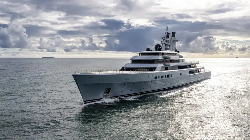 Dragonfly yacht