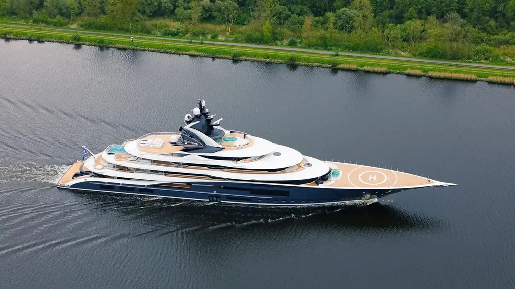 Kismet underway, aerial side view showing the full 122 m profile