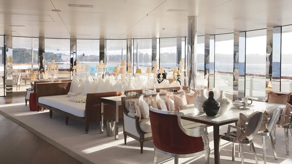 Main saloon with white sofas, mirrored columns, crystal lamps and floor-to-ceiling windows